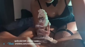 18 歲真正的泰國色情剪輯甜蜜的陰莖，因為奶油泰國女孩在抓風箏的陰莖上倒奶油。 非常美味。 非常美味。