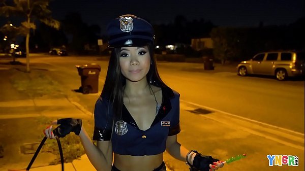 萬聖節女孩他媽的打扮成最好的女警察